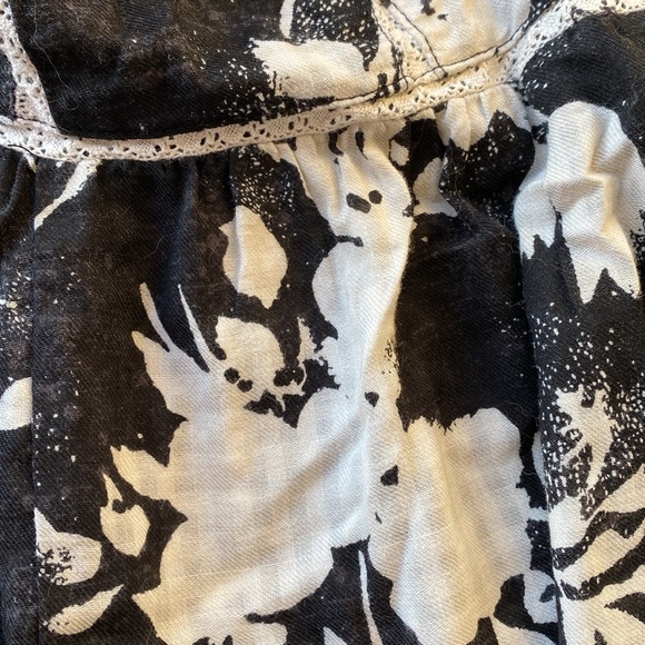 Elegant Black and White Floral Dress - Picture 10 of 10